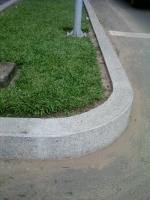 Đá dải phân cách